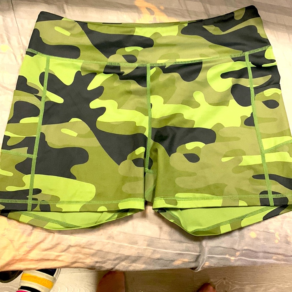 Zyia Green Camo Light and Tight Pocket Hustle Shorts 4”